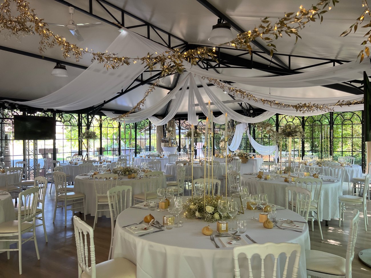 Décoration de mariage : Voilage avec guirlande de leds et feuillage bombé or