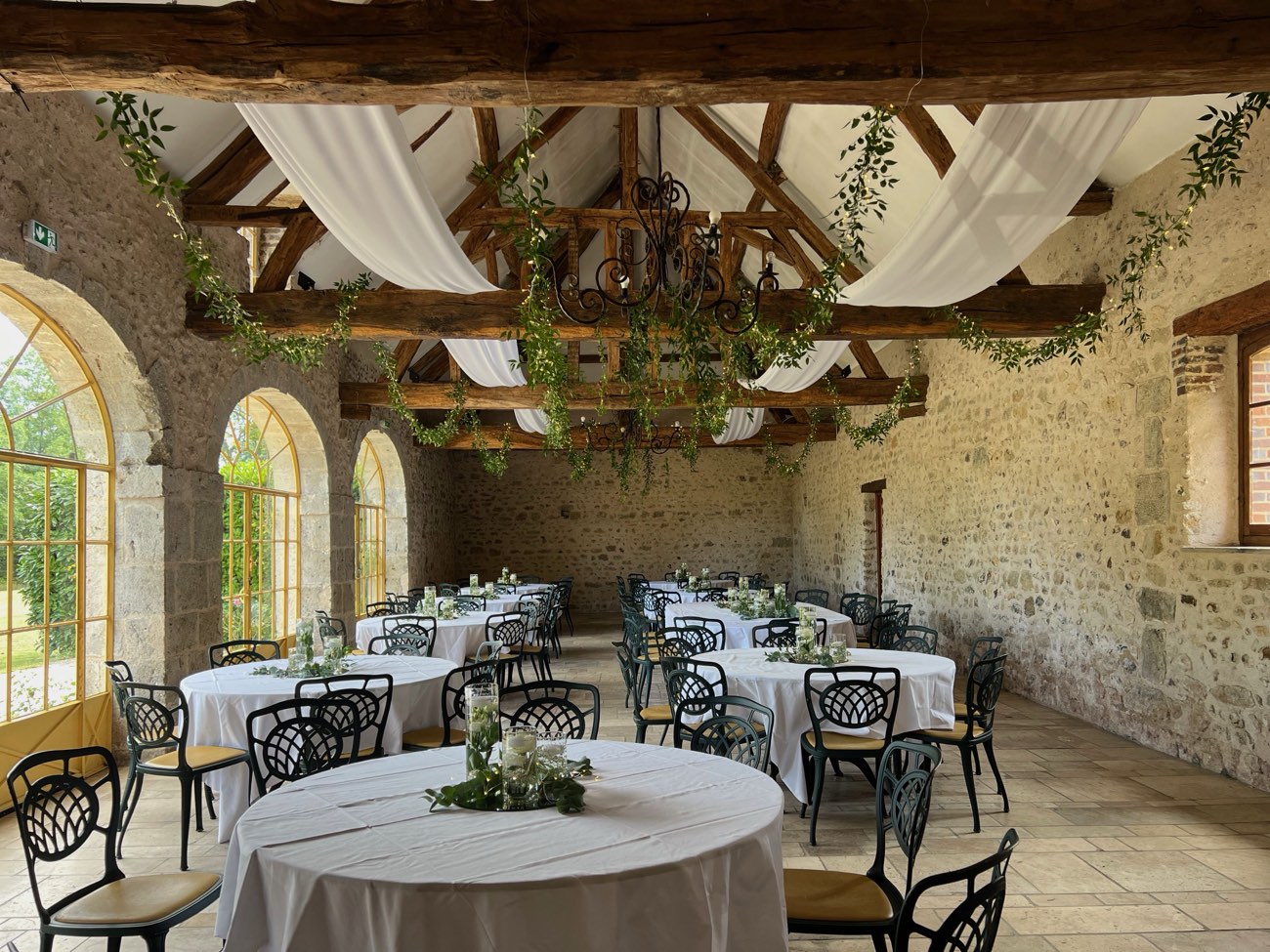 Décoration de mariage : Voilage et guirlande de feuillage