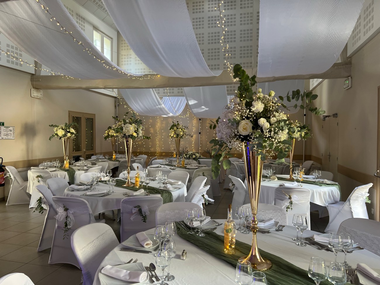 Décoration de mariage : Voilage et guirlande de leds, vert sauge, doré et blanc