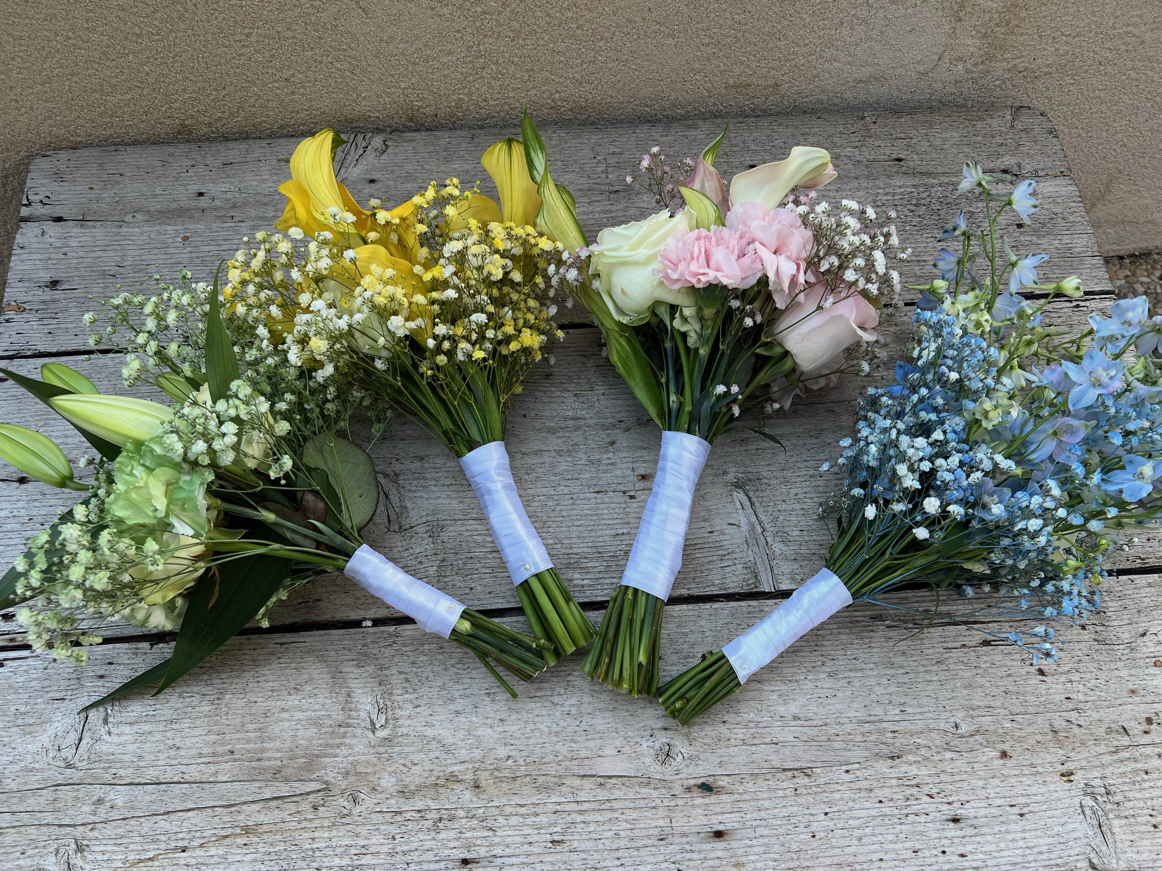 bouquets demoiselle d'honneur, vert, jaune, rose et bleu