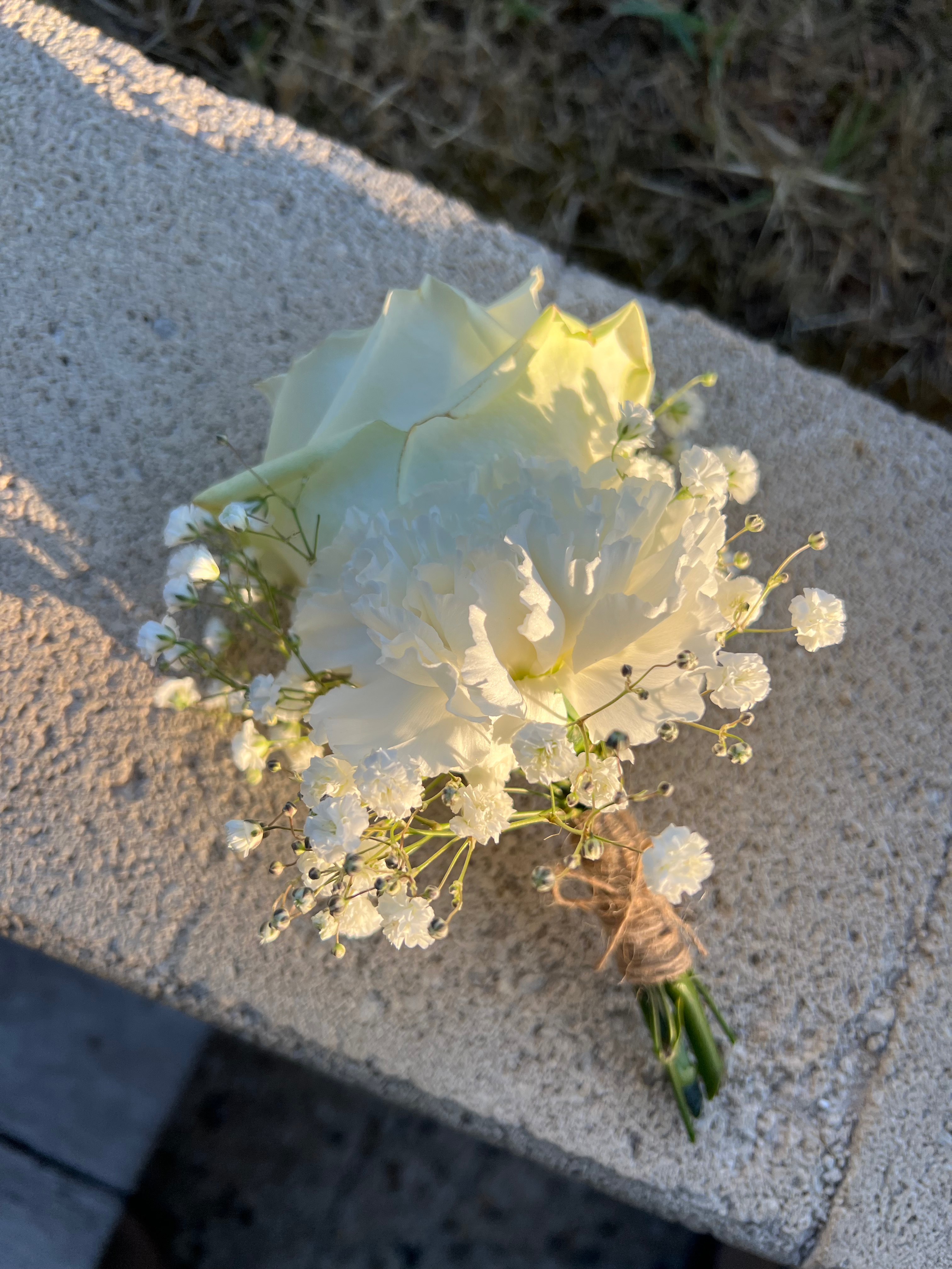 boutonnière roses blanche et gypsophile