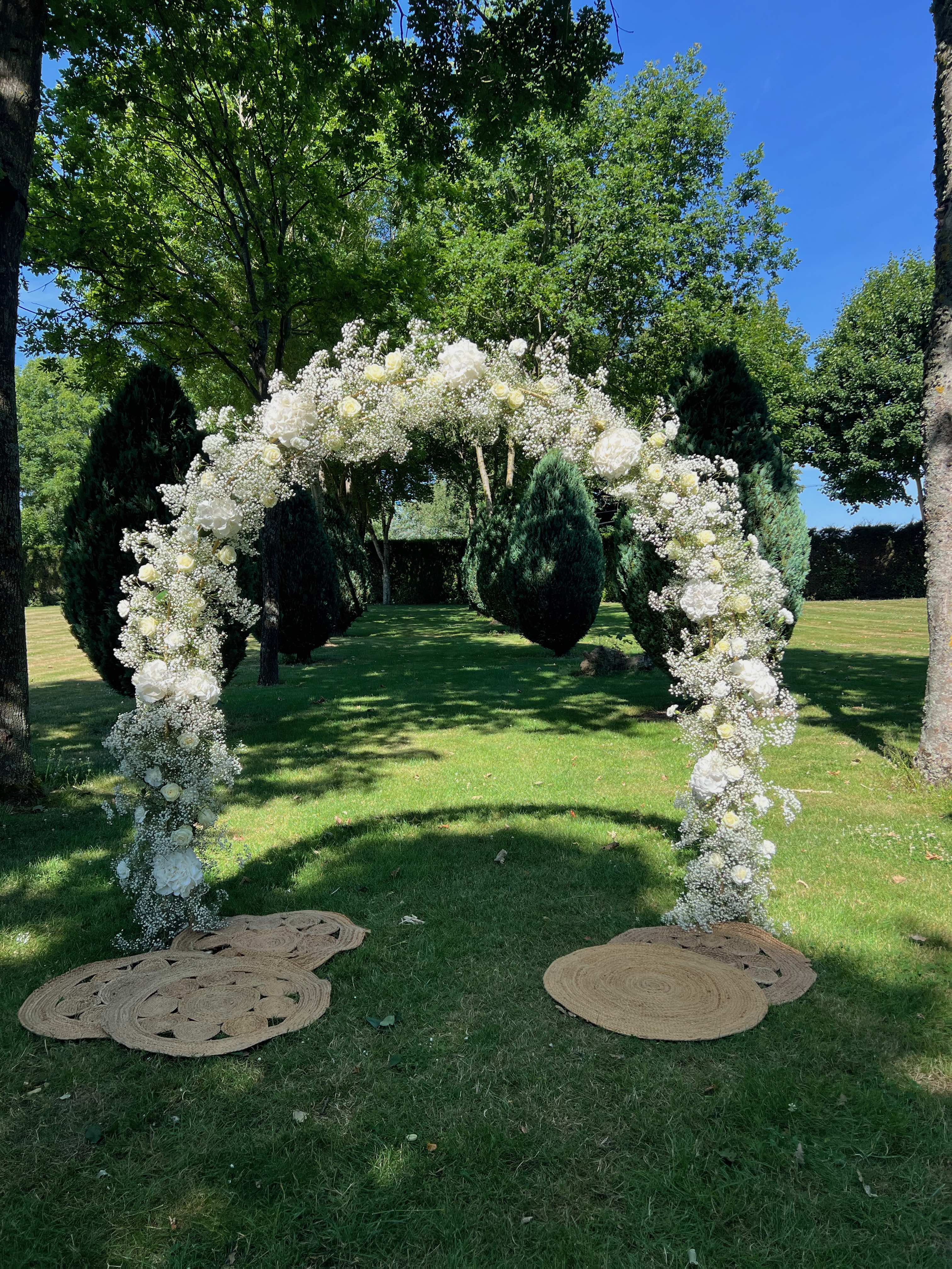 arche gypsophile, hortensias, roses et oeillets blancs