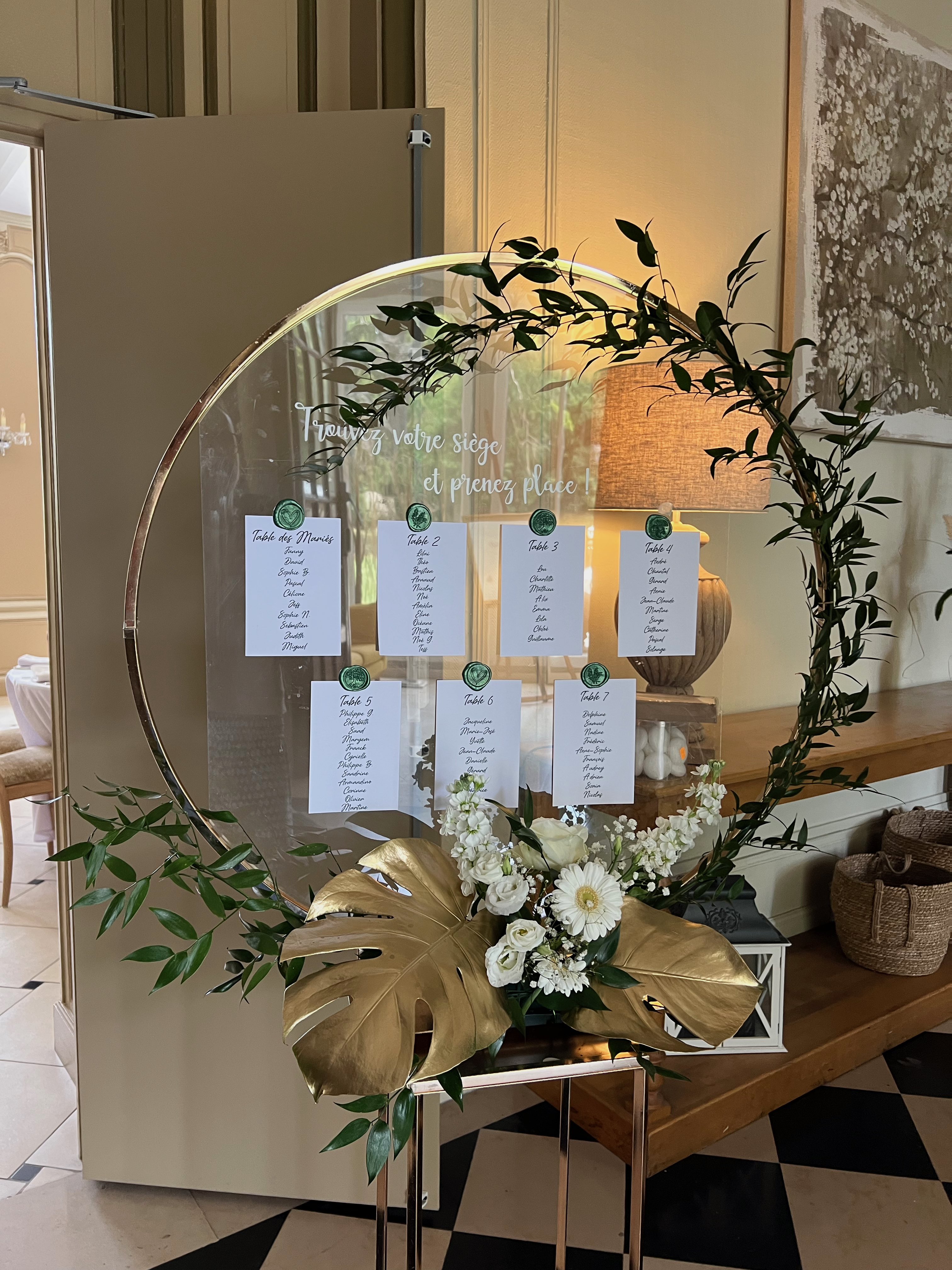 plan de table sur cerceau doré avec composition florale