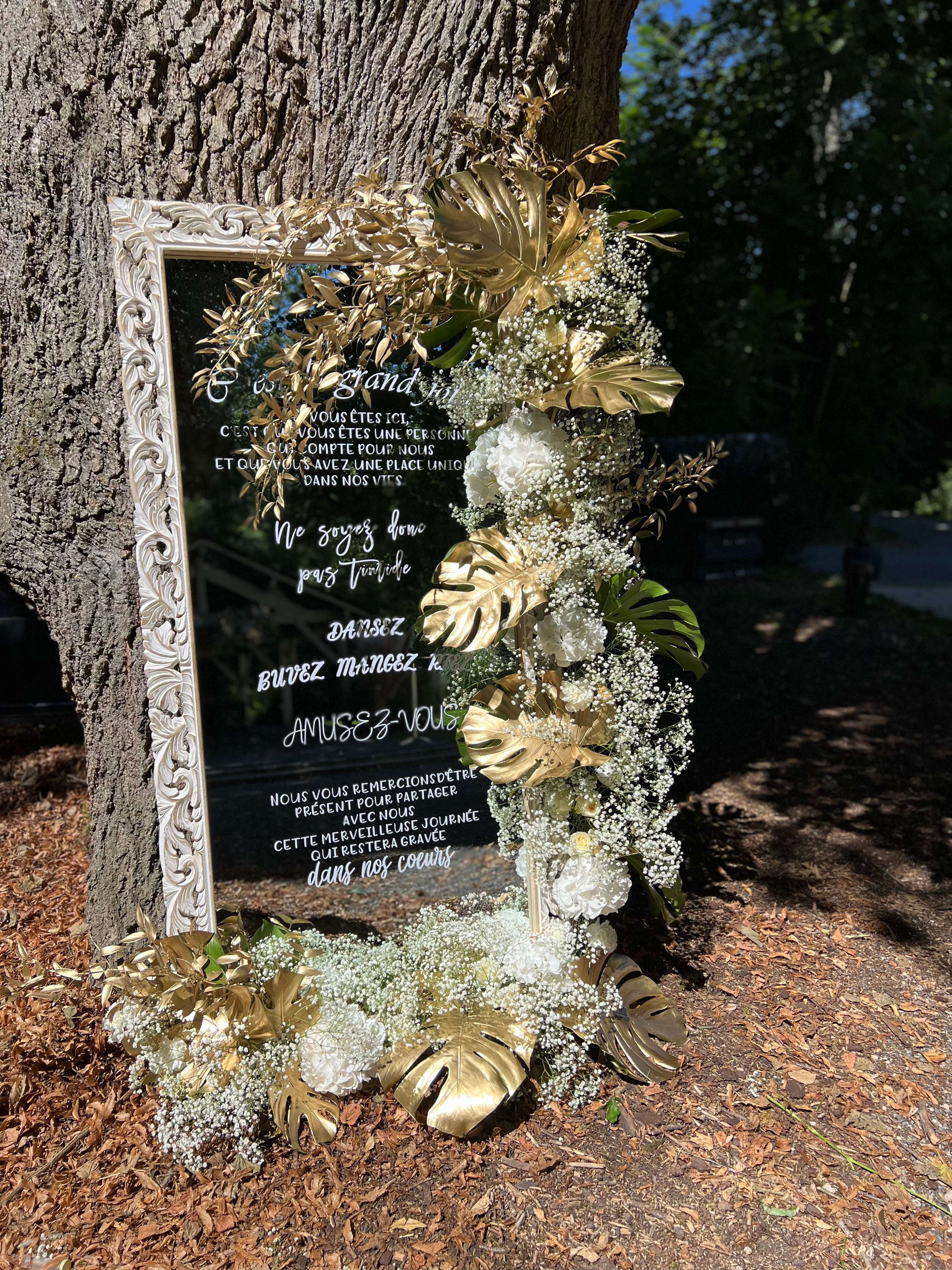 menu sur miroir géant et descente de gypsophile, fleurs et feuillage doré
