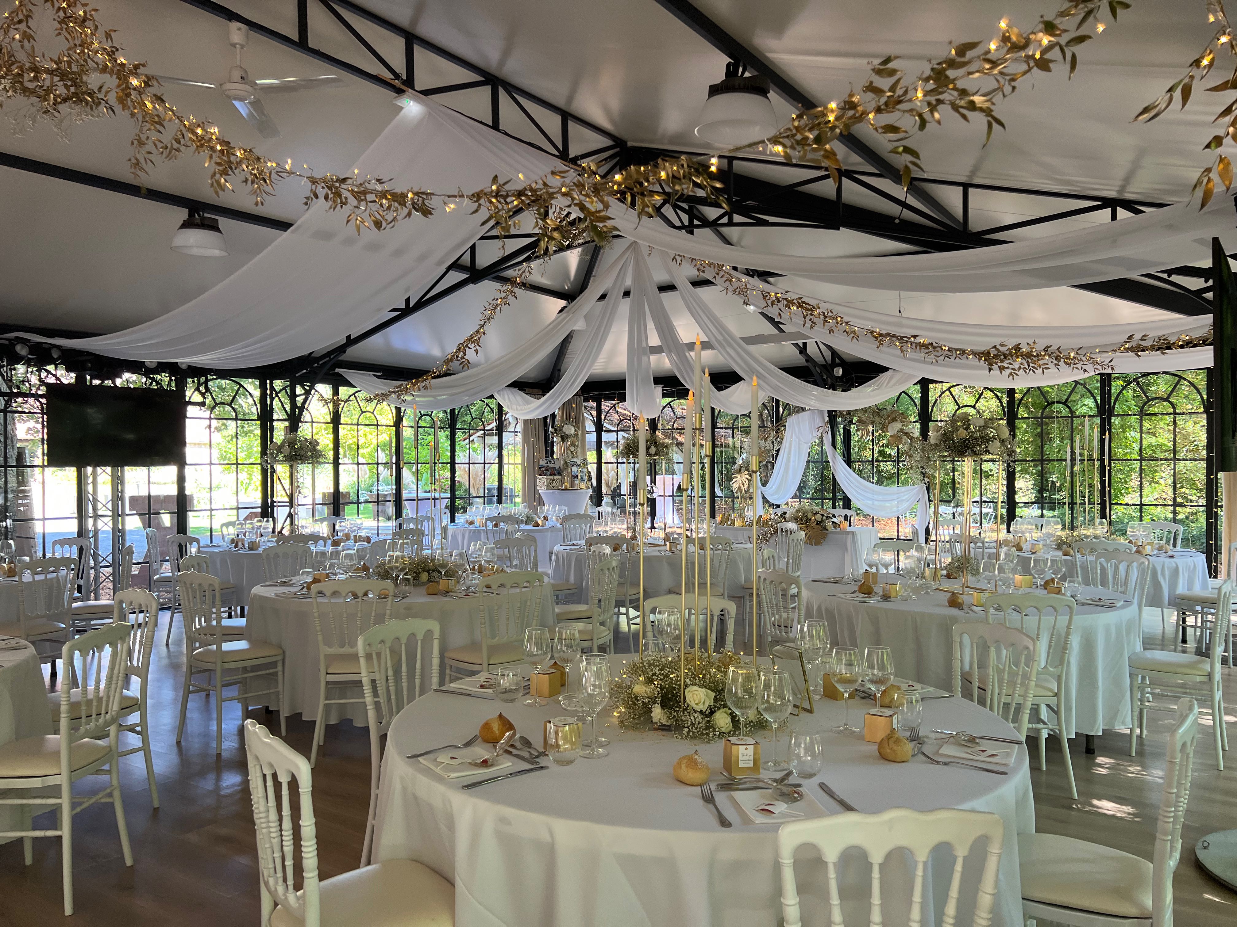 voilage avec guirlande de leds et feuillage bombé or