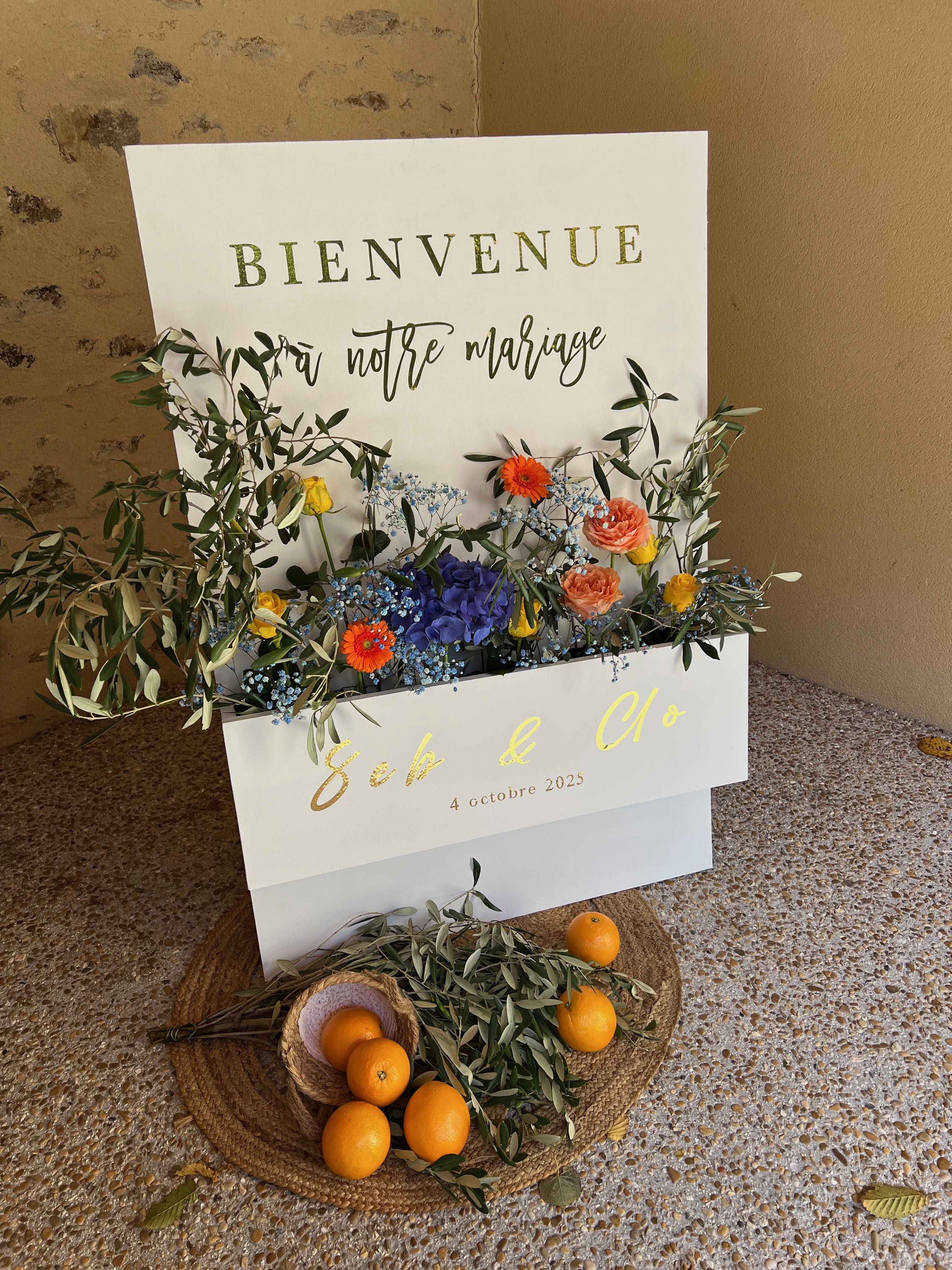 panneau de bienvenue et jardin floral